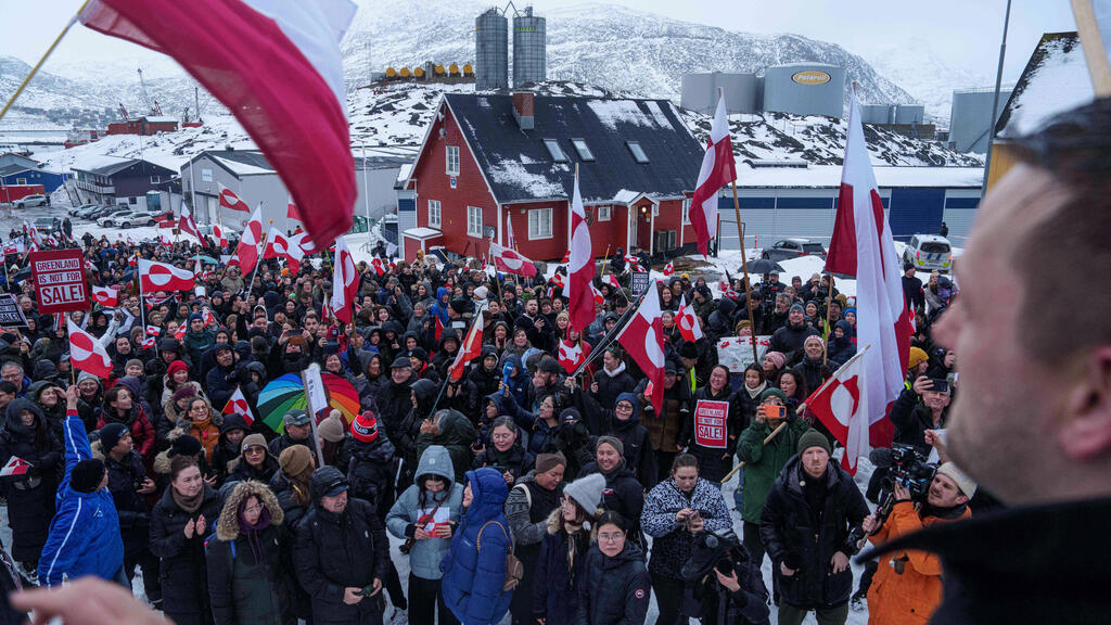 Protest in Greenland against Trump’s plan to take control of the vast island (Photo: Evgeniy Maloletka/ AP) הפגנה ב נואוק בירת גרינלנד נגד איומי נשיא ארה"ב טראמפ להשתלט על האי 17 בינואר