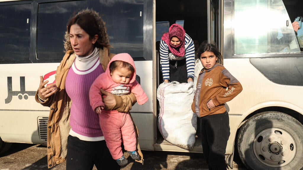 Kurdish refugees who fled advancing Syrian forces arrive in Qamishli (Photo: Delil Souleiman / AFP) סוריה כורדים ש בורחים מ כוחות א שרע מגיעים ל קמישלי