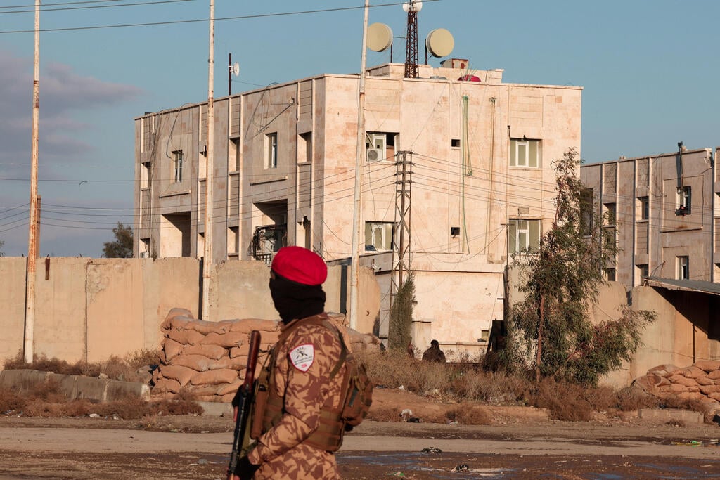 Ahmed al-Sharaa's regime forces deploy near Raqqa prison (Photo: Mahmoud Hassano/Reuters ) סוריה כוחות משטר אחמד א שרע מתפרסים ליד כלא ב א רקה