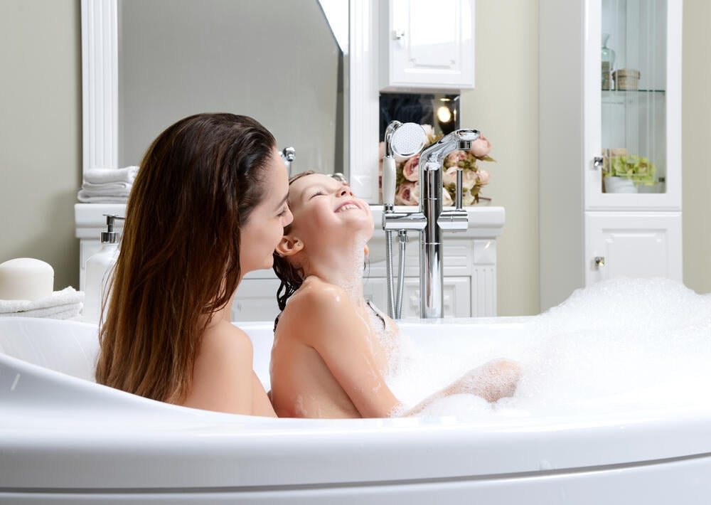 Greater leniency when it is the same gender: A mother and daughter shower together (Photo: shutterstock) אם ובתה מתקלחות