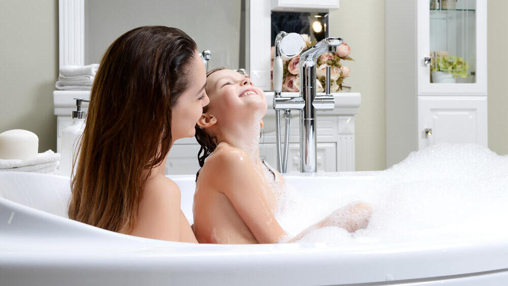 אם ובתה מתקלחות