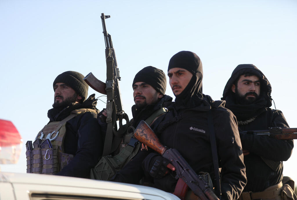 Ahmed al-Sharaa's regime forces deploy near Al-Aqtan prison in Raqqa (Photo: Ali Haj Suleiman/Getty Images) סוריה כוחות משטר אחמד א שרע מתפרסים ליד כלא אל אקטן ב א רקה