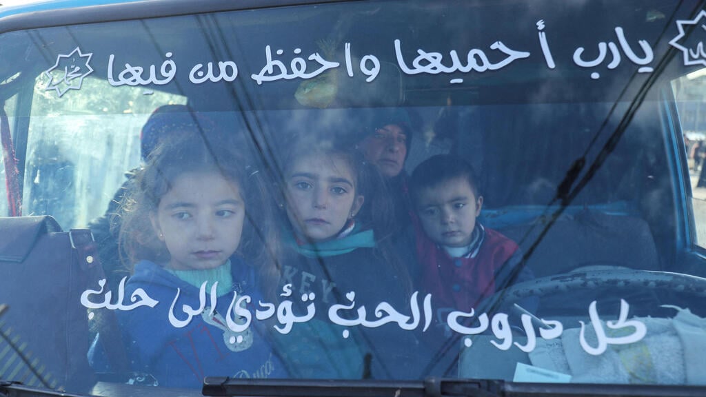 Kurdish children evacuated to Qamishli (Photo: Delil Souleiman / AFP) סוריה כורדים ש בורחים מ כוחות א שרע מגיעים ל קמישלי
