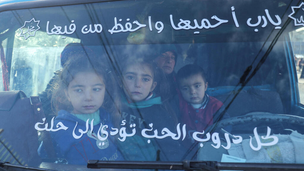 Syria Kurds fleeing Islamic State forces arrive in Qamishli (Photo: Delil Souleiman / AFP) סוריה כורדים ש בורחים מ כוחות א שרע מגיעים ל קמישלי