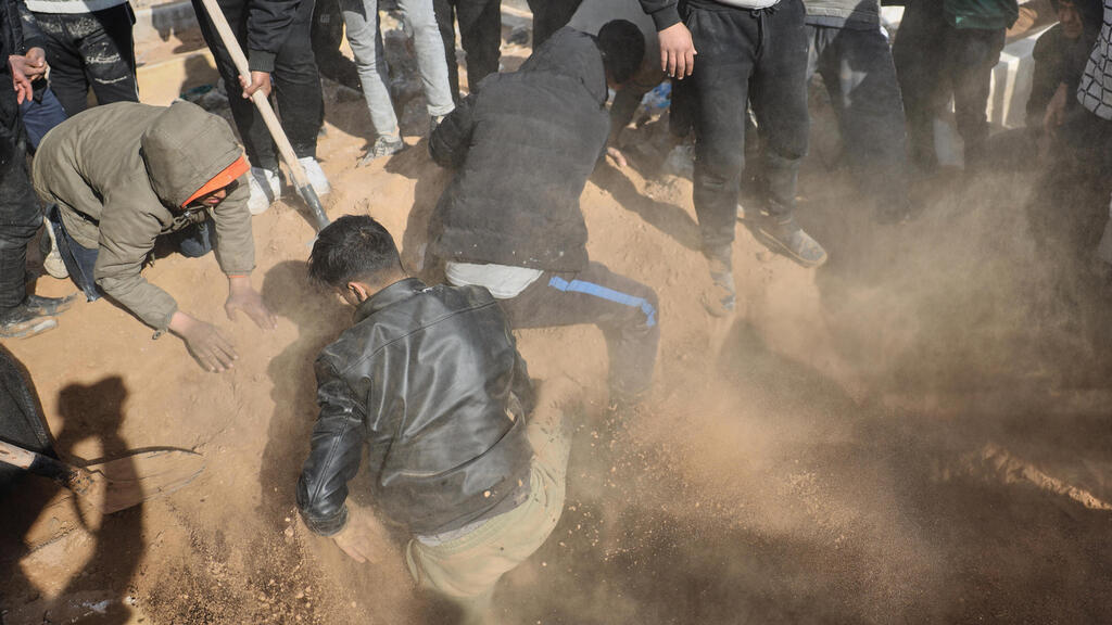Syria buries dead in Arakah suburbs from sighting between regime and Kurdish forces (Photo: Omar Albam/AP) סוריה קוברים הרוגים ב פרברי א רקה מ קרבות בין המשטר ל כוחות הכורדים