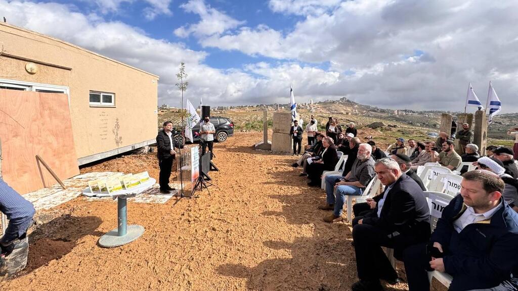 Smotrich speaks at the ceremony inaugurating the new settlement in Gush Etzion (Photo: Idan Bloemhof) שר האוצר סמוטריץ' בטקס הנחת אבן הפינה של "יציב"