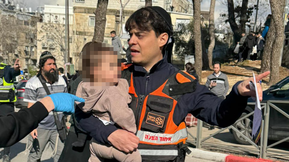 Photo: United Hatzalah פינוי התינוקות מהזירה בירושלים