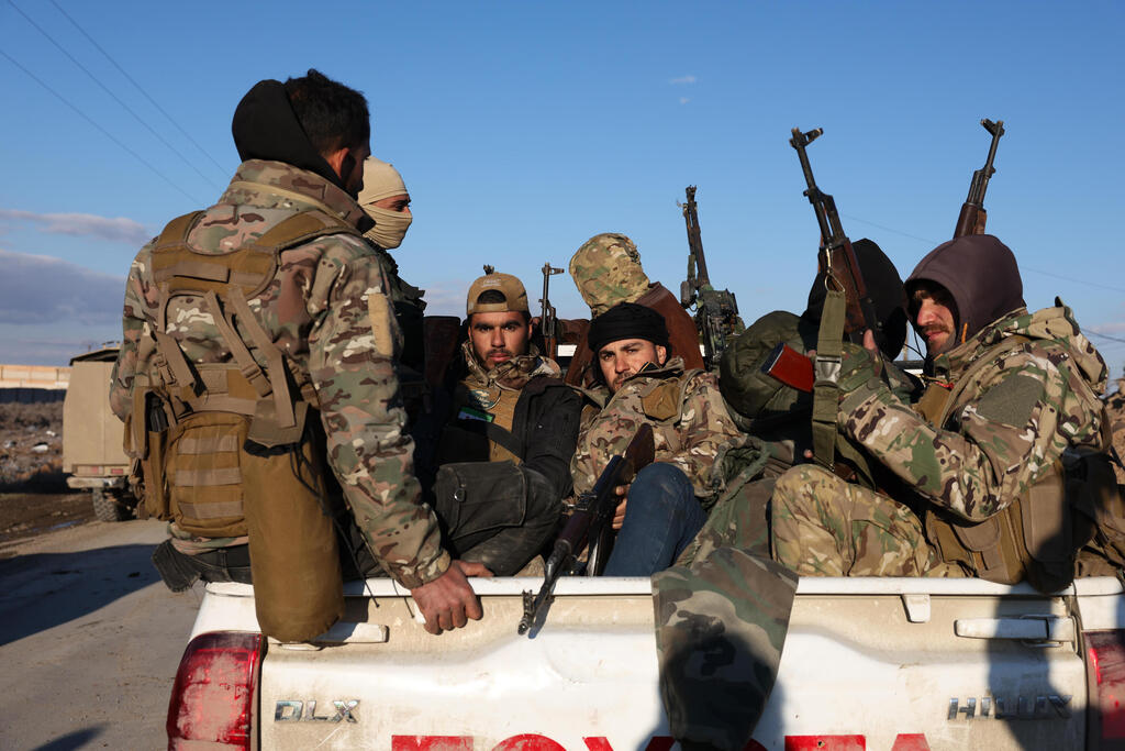 Syrian regime forces (Photo: Ali Haj Suleiman/Getty Images) סוריה כוחות משטר אחמד א שרע מתפרסים ליד כלא אל אקטן ב א רקה