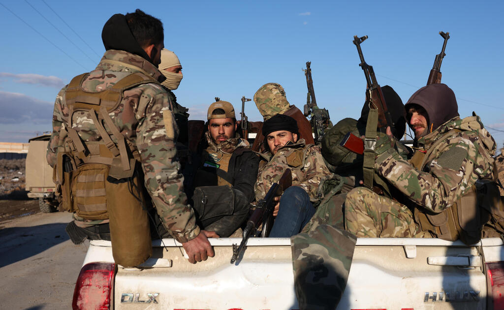 Regime forces deploy near Al-Aqtan prison in Raqqa (Photo: Ali Haj Suleiman/Getty Images) סוריה כוחות משטר אחמד א שרע מתפרסים ליד כלא אל אקטן ב א רקה