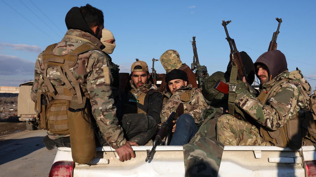 Syrian forces deploying in the city of Raqqa, which was previously under Kurdish control (Photo: Ali Haj Suleiman/Getty Images) סוריה כוחות משטר אחמד א שרע מתפרסים ליד כלא אל אקטן ב א רקה