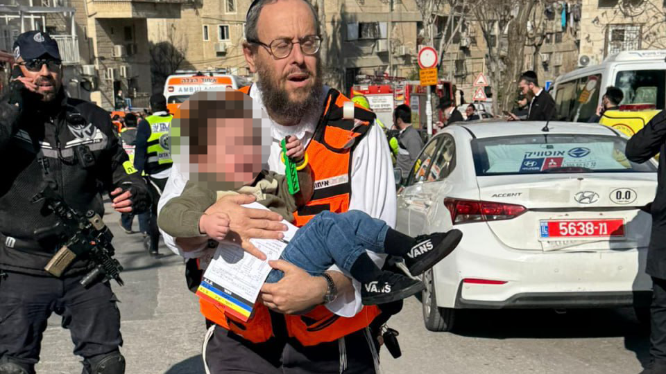 Photo: United Hatzalah פינוי התינוקות מהזירה בירושלים
