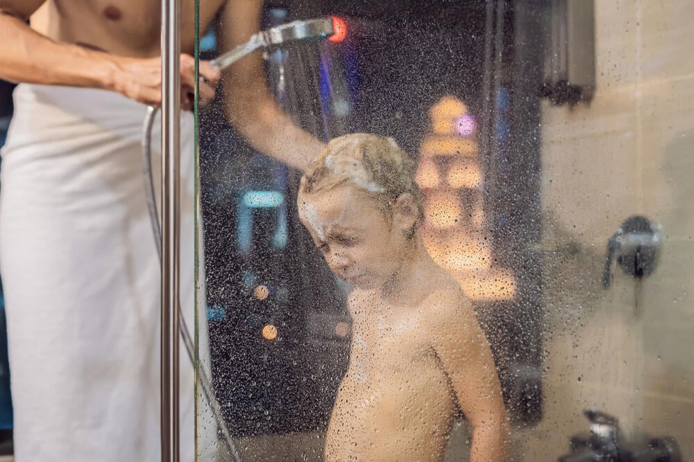 An innocent shower can turn into a legal nightmare: A father and son in the shower (Photo: shutterstock) אב ובנו במקלחת