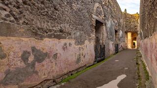 אחד המסדרונות המובילים לתיאטראות של פומפיי, שם נמצאו עשרות כתובות חדשות