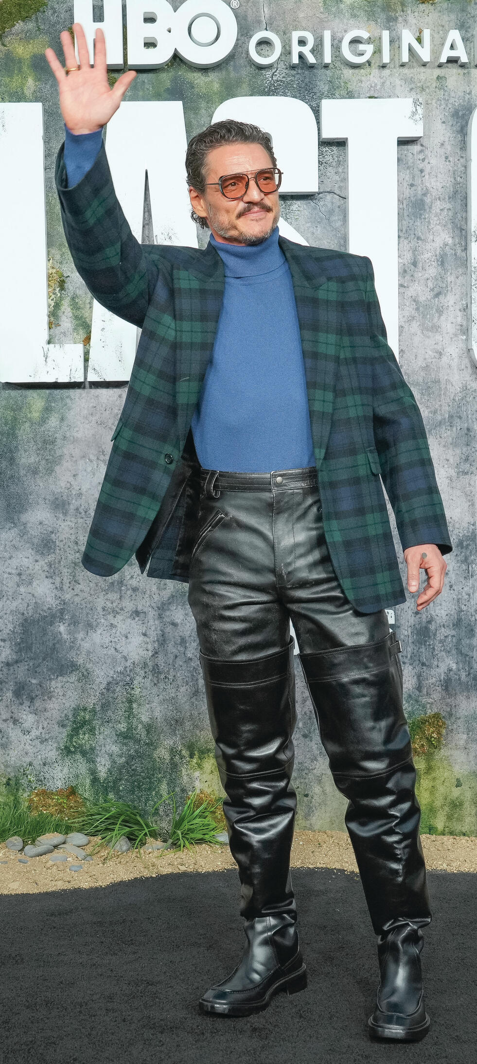 פסקל  במגפיים.  מראה  מתוחכם