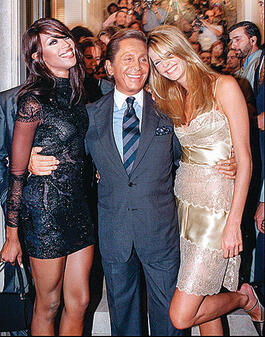 ולנטינו גרוואני דוגמניות העל  אל מקפרסון,  נעמי קמפבל  עם גרוואני