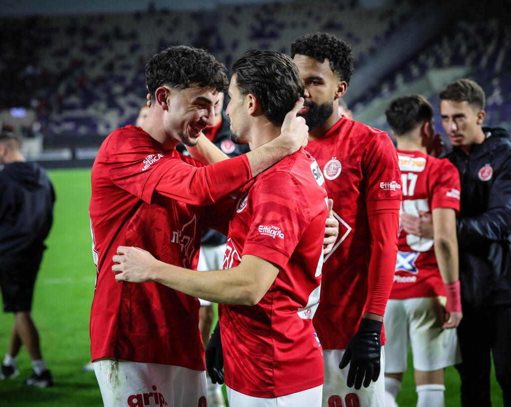 שדרוג בפתח. שחקני הפועל ת"א (צילום: עוז מועלם) רוטמן חוגג עם למקין