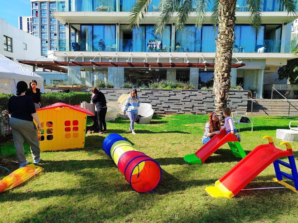 מעון ילדים מפונים במלון בטבריה (תמונה: ברנקו וייס) מעון ילדים מפונים במלון בטבריה