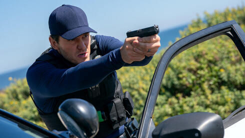 Review: ‘Mercy’ turns AI justice into a shallow thriller starring Chris Pratt