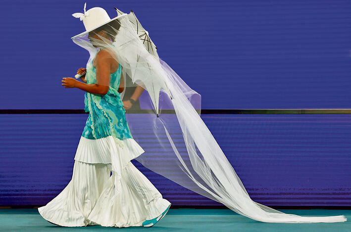 ספק כלה ספק מדוזה. אוסקה (MARTIN KEEP, AFP) ספק כלה ספק מדוזה. אוסקה