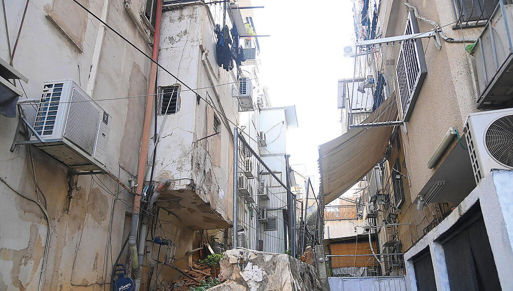 פונים קודם לעסקנים. בניינים בבני־ברק (יאיר שגיא) פונים קודם לעסקנים. בניינים בבני־ברק