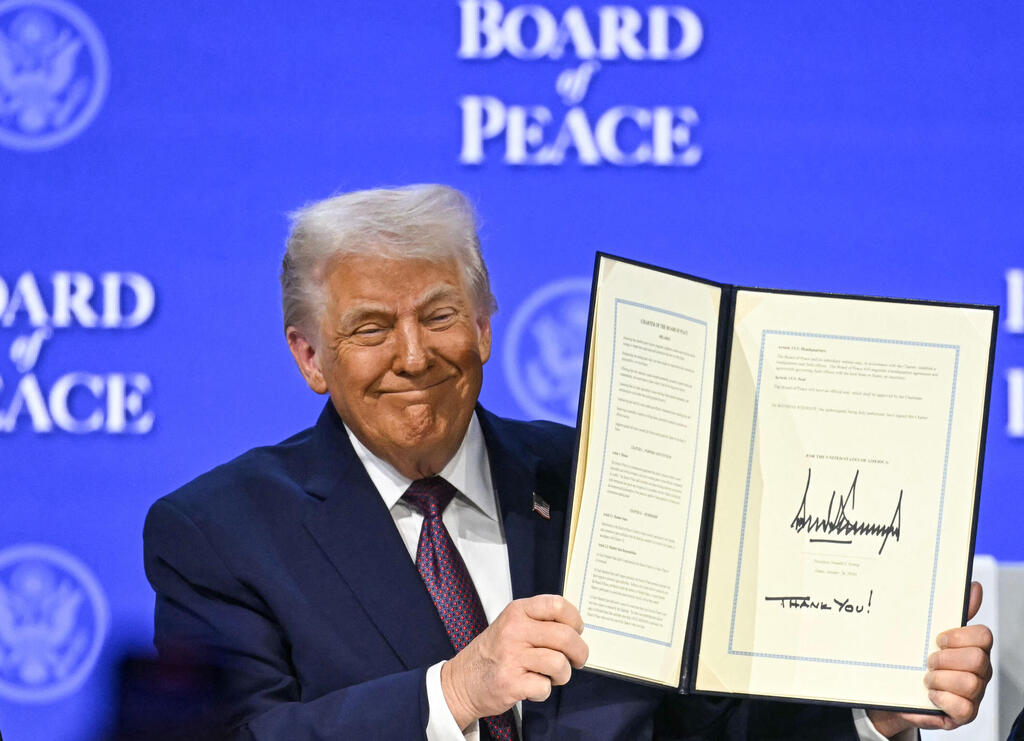 הנשיא בטקס החתימה על אמנת המועצה (צילום: Fabrice COFFRINI / AFP) טקס החתימה על אמנת מועצת השלום של טראמפ