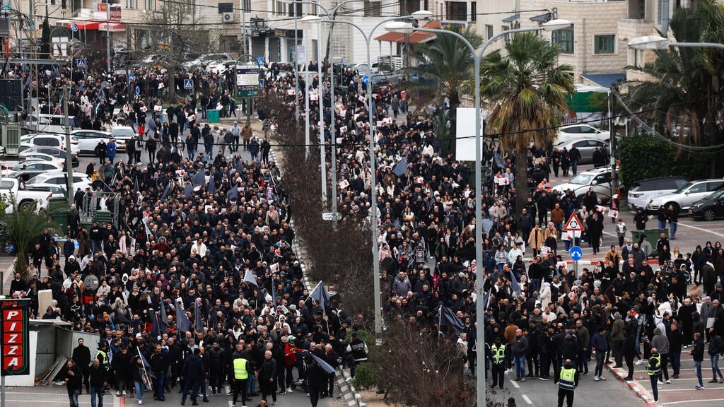 'Many are leaving for Jewish communities', the mass rally in Sakhnin (Photo: Ammar Awad/ Reuters) הפגנה בסכנין בקריאה לעצירת הפרוטקשן