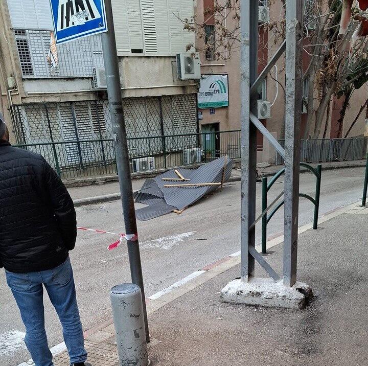 הגגון שקרס בחיפה (צילום: משה טסלר) רוחות עזות גרמו לקריסה של גגון בתיכון חרדי לבנות, ברחוב מיכאל שבחיפה