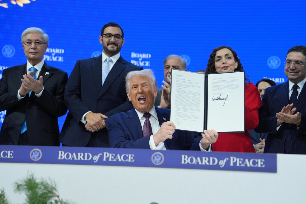צילום: AP Photo/Evan Vucci טקס החתימה על אמנת מועצת השלום של טראמפ