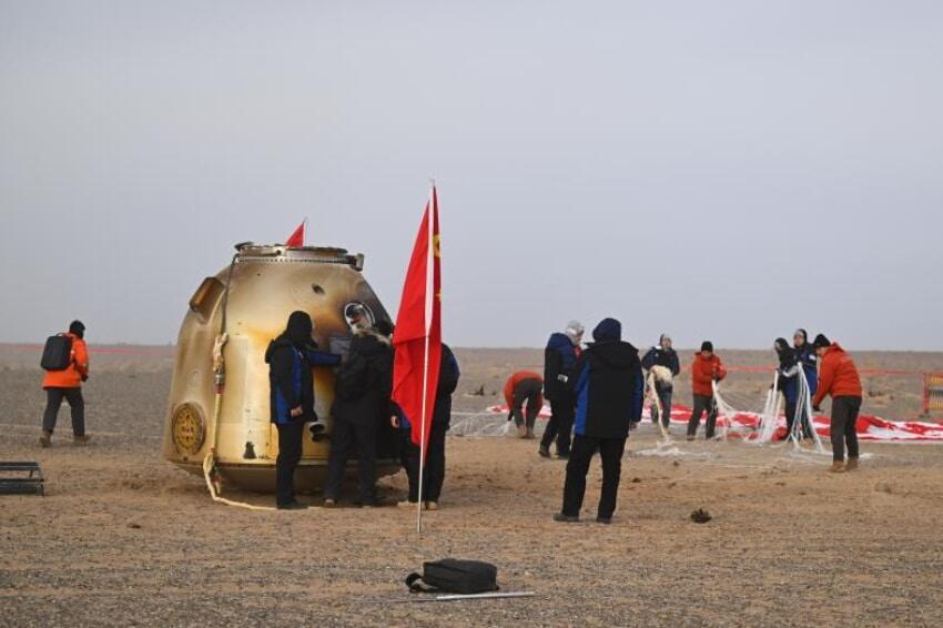נחתה בשלום למרות הסדק בחלון. החללית שנז'ו 20 לאחר נחיתתה במונגוליה הפנימית שבצפון סין (צילום: Xinhua/Li Zhipeng) נחתה בשלום למרות הסדק בחלון. החללית שנז'ו 20 לאחר נחיתתה במונגוליה הפנימית שבצפון סין