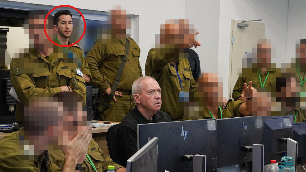 שמואלביץ' בחמ"ל עם שר הביטחון לשעבר גלנט, בתחילת המלחמה (צילום: דובר צה"ל) הקצין המתחזה אסף שמואלביץ' בחמ"ל עם שר הביטחון יואב גלנט, בתחילת המלחמה