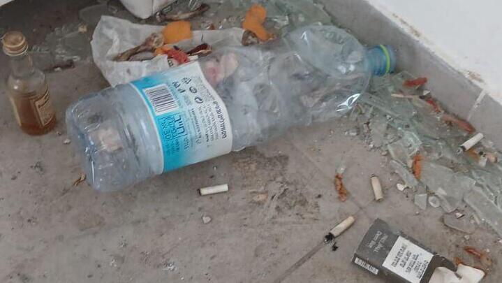 צילום: באדיבות הדיירים ונדליזם בבניין דירות בפתח תקווה שנפגע מטיל איראני