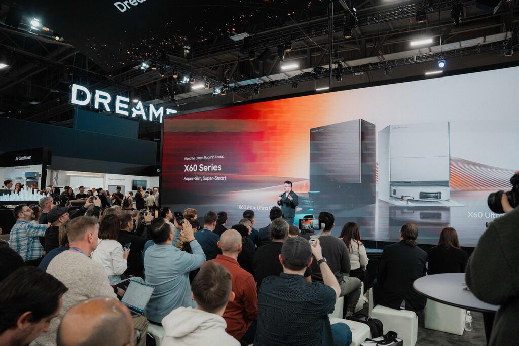 X60 ULTRA בעל מערכת הראייה הכוללת שילוב עוצמתי של אור אינפרא-אדום ותאורה כחולה-תכלכלה, המתפקדים כ"עיניים משופרות". (צילום: באדיבות DREAME GLOBAL) X60 ULTRA בעל מערכת הראייה הכוללת שילוב עוצמתי של אור אינפרא-אדום ותאורה כחולה-תכלכלה, המתפקדים כ"עיניים משופרות".