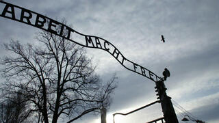 השלט בכניסה למחנה הריכוז וההשמדה אושוויץ השלט בכניסה למחנה הריכוז וההשמדה אושוויץ