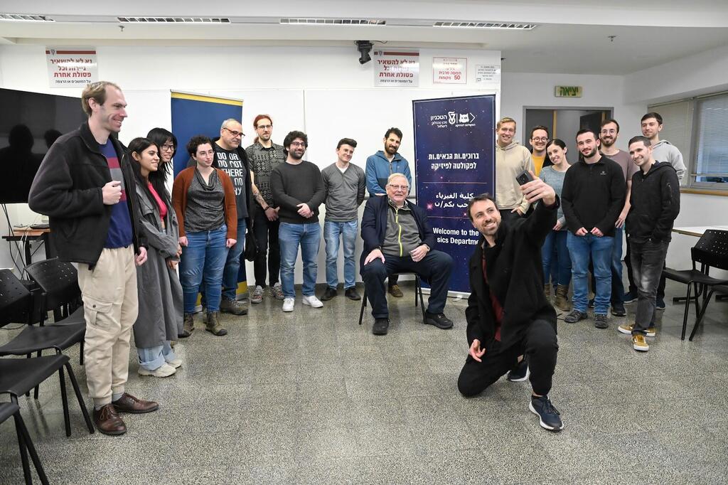 סלפי עם הסטדונטים (צילום: שרון צור, דוברות הטכניון) סלפי עם הסטדונטים