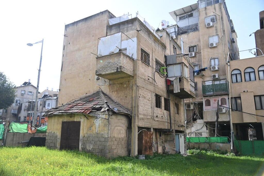 בניין בבני ברק עם מרפסות סוכה (צילום: יאיר שגיא) תוספות בנייה בבניין בבני ברק