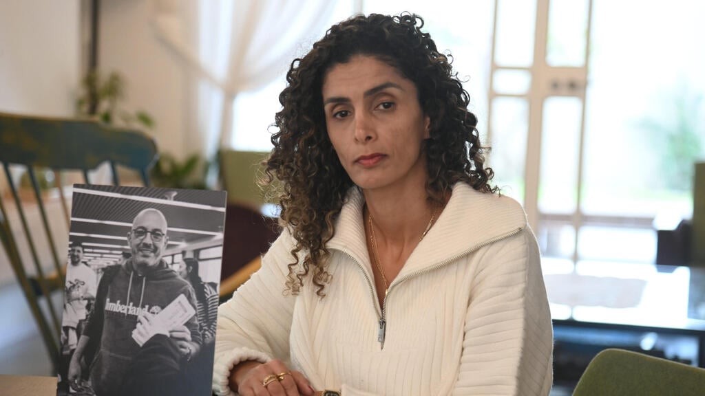 "לתקן, לא ממקום של הלקאה, אלא ממקום של אחריות לחייהם של תושבי הנגב". ורד גושן עם תמונת בעלה רון גושן ז"ל (צילום: הרצל יוסף) ורד גושן עם תמונת בעלה רון גושן ז"ל