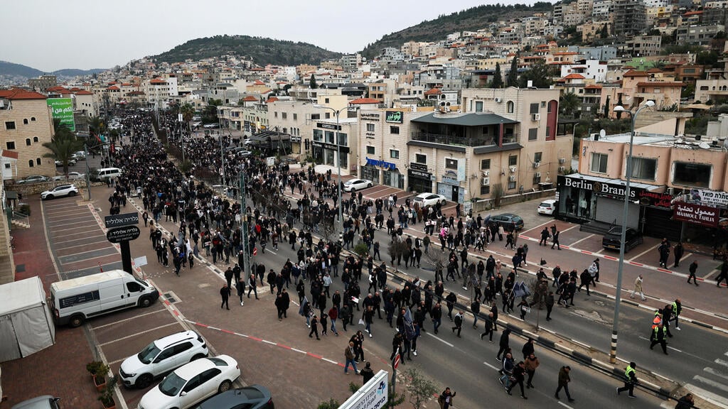 Photo: Ammar Awad/ Reuters הפגנה בסכנין בקריאה לעצירת הפרוטקשן