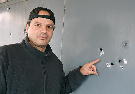 חאלד אבו־סלאח וסימני הירי במאפייה (אלעד גרשגורן) חאלד אבו־סלאח וסימני הירי במאפייה