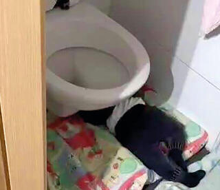 תינוק ישן מתחת לאסלה במעון בירושלים. למי זה דחוף?