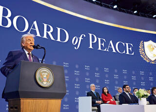 טראמפ מציג את מועצת השלום, אתמול. דורש מאירופה לשלם על מטריית ההגנה האמריקאית | צילום: Getty Images / Chip Somodevilla