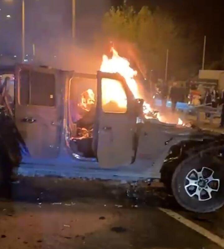 הרכב הבוער בכביש 65 פצוע מפיצוץ מטען בכביש 65