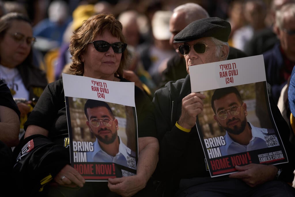 צילום: AP Photo/Leo Correa קבלת שבת בכיכר החטופים למען השבתו של רן גואילי ז"ל