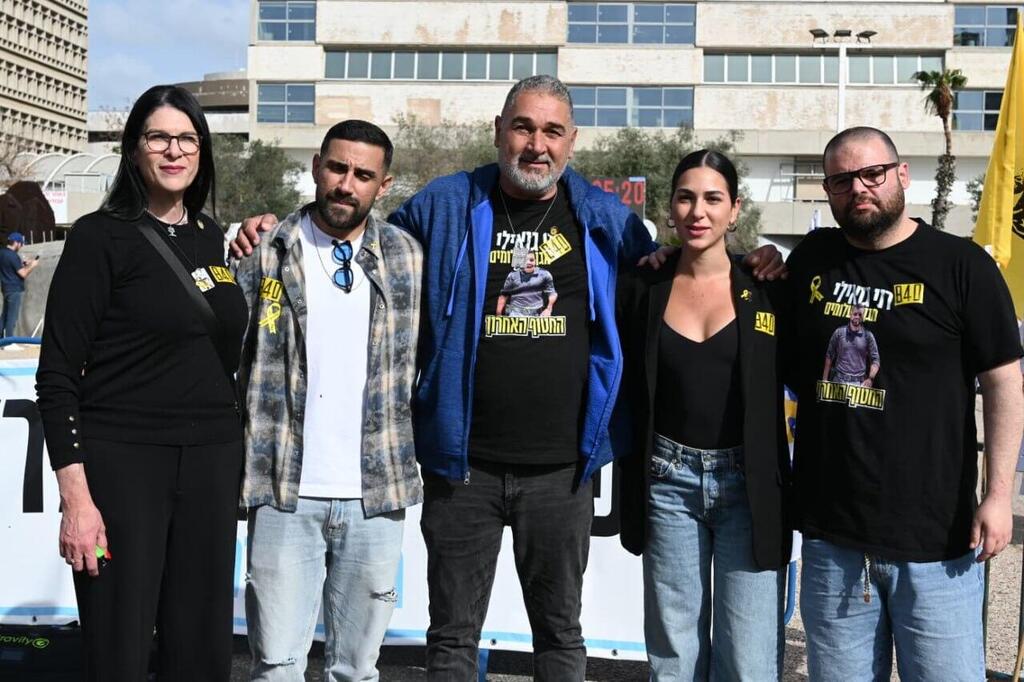 איתן הורן ושגב כלפון עם משפחתו של רן גואילי בכיכר (צילום: פאולינה פטימר) איתן הורן ושגב כלפון עם משפחת גואילי בקבלת שבת בכיכר החטופים למען השבתו של רן גואילי ז"ל