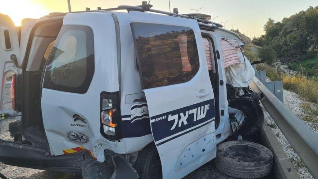 "רק בנס יצאנו בחיים". הניידת של חלילי לאחר ההתנגשות (צילום: דוברות המשטרה) תיעוד ההתנגשות בין הרכב ה גנוב שנגנב על ידי חוסאם מ איו"ש לבין הניידת של ה שוטר רס״ל אביב חלילי