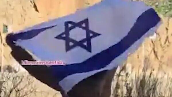 מרוקאית מניפה את דגל ישראל
