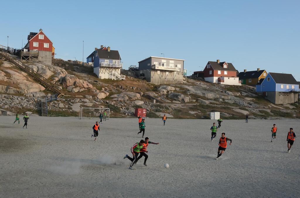 5,000 כדורגלנים רשומים (צילום: GettyImages- SEAN GALLUP) גרינלנד