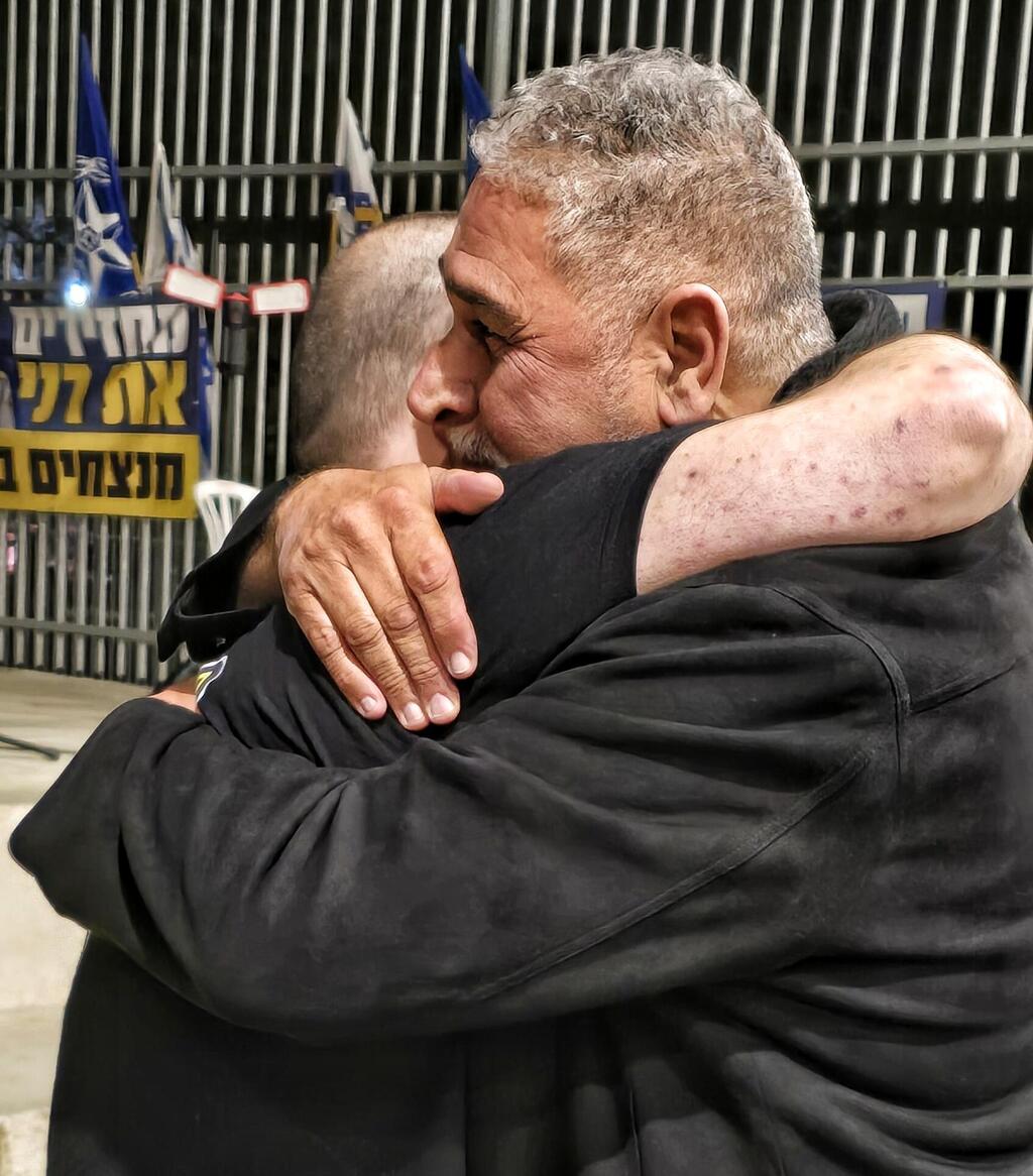 איתן הורן מחבק את איציק, אביו של רן (צילום: מאיר אבן חיים) עצרת מיתר בקריאה להשבתו של רן גואילי ז"ל