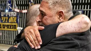 החיבוק של שורד השבי לאב החטוף, והפנייה לטראמפ: "רק רן מעניין, לא איראן"