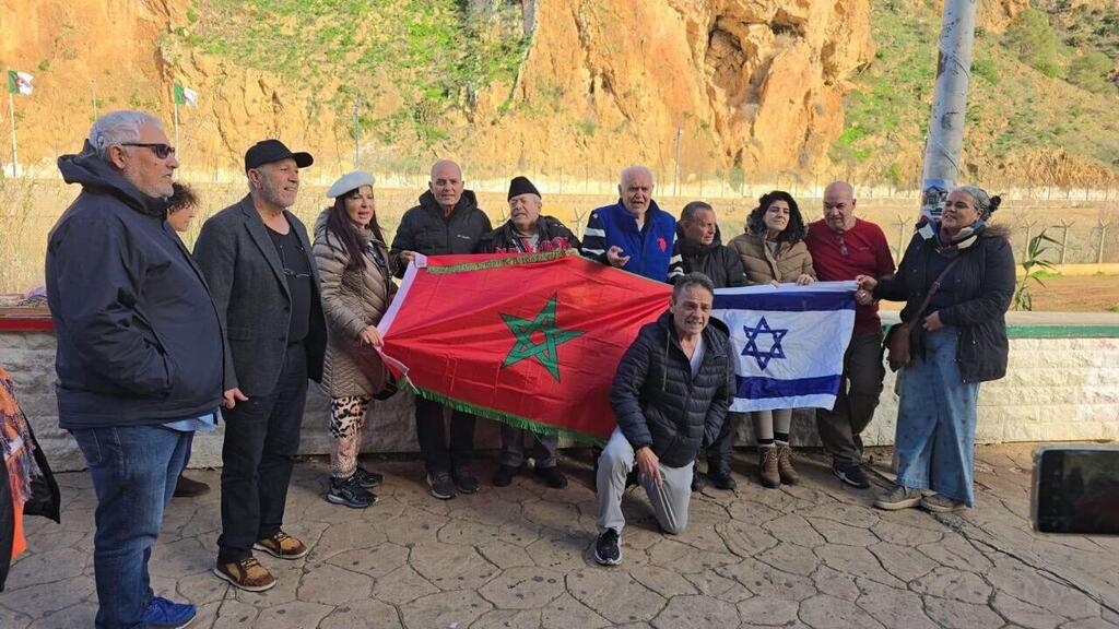 דגל ישראל ודגל מרוקו זה לצד זה, מול שטח אלג'יריה (צילום: אברהם יחיאל אביזמר) תקרית דגל ישראל על גבול אלג'יריה מרוקו