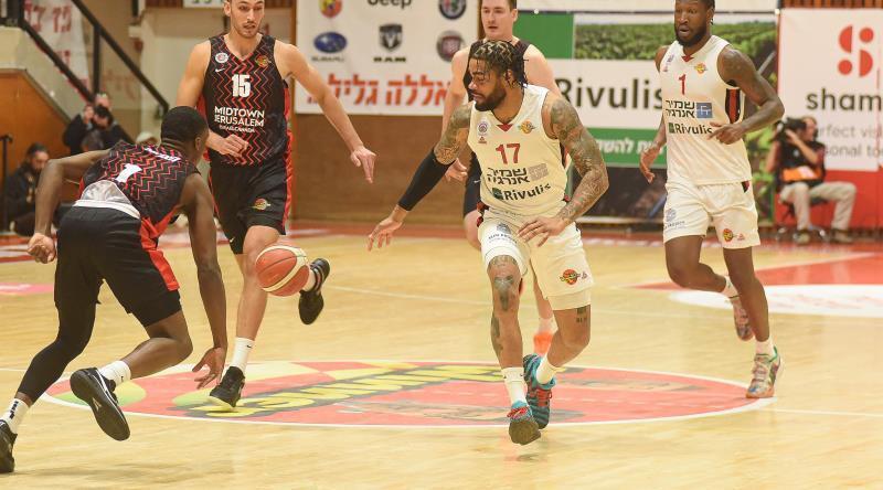 ג'ארד הארפר מנסה להגיע לכדור (ניסן עייש) ג'ארד הארפר מנסה להגיע לכדור